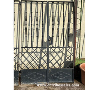 Puerta de hierro, en color negro. 2 puertas (sin marco) de 2 hojas cada una. Medidas: 200 x 138 cm.