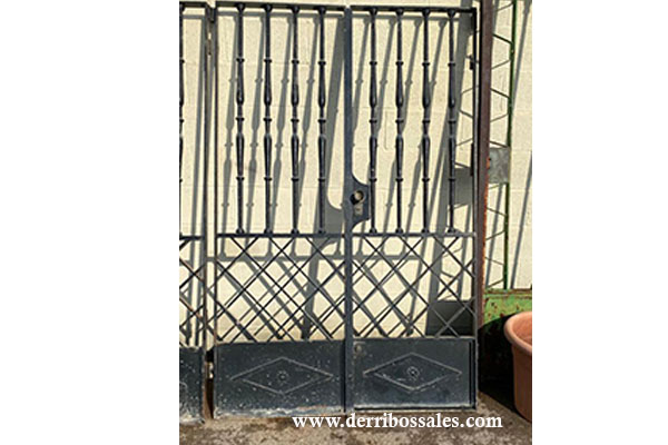 Puerta de hierro, en color negro. 2 puertas (sin marco) de 2 hojas cada una. Medidas: 200 x 138 cm.