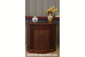 Conjunto de recibidor compuesto por mueble bajo y espejo. Medidas del espejo: 125 x 83 cm.