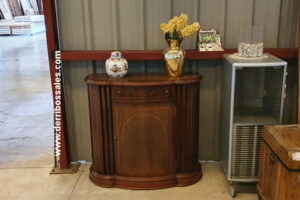 Conjunto de recibidor compuesto por mueble bajo y espejo. Medidas del espejo: 125 x 83 cm.
