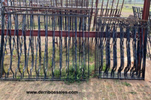 Rejas de hierro en negro. Disponibles: 5 Uds. de 123 x 88 cm. 3 Uds. de 132 x 157 cm.
