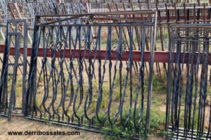 Rejas de hierro en negro. Disponibles: 5 Uds. de 123 x 88 cm. 3 Uds. de 132 x 157 cm.