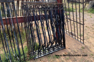 Rejas de hierro en negro. Disponibles: 5 Uds. de 123 x 88 cm. 3 Uds. de 132 x 157 cm.