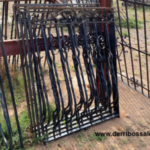 Rejas de hierro en negro. Disponibles: 5 Uds. de 123 x 88 cm. 3 Uds. de 132 x 157 cm.