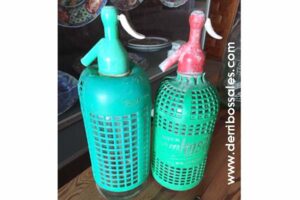 Botellas antiguas de sifones y gaseosas.