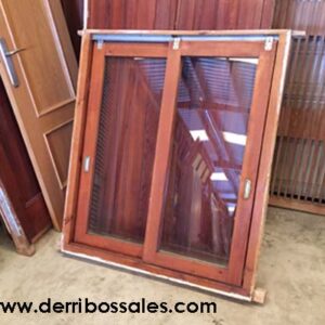 Ventana corredera de madera maciza. Las dimensiones de esta ventana de madera corredera son: 120 x 105 cm.