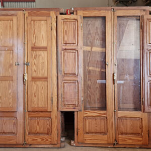 Puertas Balconeras de madera maciza. Con herrajes, barnizadas y cristales. Dimensiones: 220 x 120 cm. Disponibilidad de varias unidades iguales.
