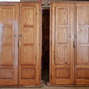 Puertas Balconeras de madera maciza. Con herrajes, barnizadas y cristales. Dimensiones: 220 x 120 cm. Disponibilidad de varias unidades iguales.