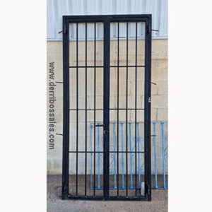 Rejas de hierro en puertas con marco y bisagras. En color negro. Disponible en : 257 x 124 y 282 x 133 cm.