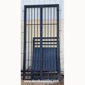 Rejas de hierro en puertas con marco y bisagras. En color negro. Disponible en : 257 x 124 y 282 x 133 cm.