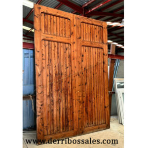Magnífico portón de madera maciza de pino. Dimensiones: 283 x 184 cm.