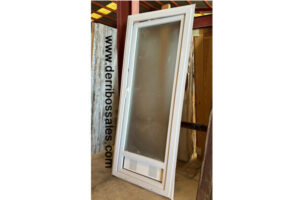 Puerta de PVC con cristal. Medidas: 210 x 84 cm.