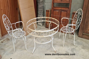 Conjunto de terraza. Compuesto de mesa y 2 sillas, de hierro.
