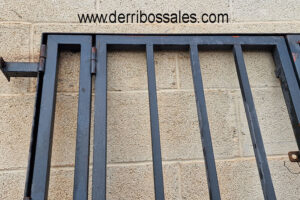 Puerta de hierro de 2 hojas con fijo. Medidas: 210  x 130 cm. Disponible también, a juego, puerta de 1 hoja con fijo de 210 x 130 cm.