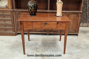 Mesa de madera maciza con 1 cajón. Medidas: 80 x 104 x 66 cm.