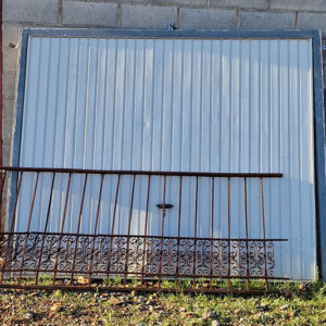 Puerta de garaje seccional, color blanco. Medidas: 218 x 262 cm.