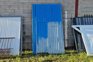 Puerta doble de chapa, que consta de 2 hojas con portón. Medidas: 278 x 306 cm.