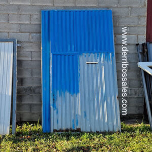 Puerta doble de chapa, que consta de 2 hojas con portón. Medidas: 278 x 306 cm.