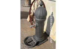 Magnífica fuente de hierro fundido. Altura: 105 cm.