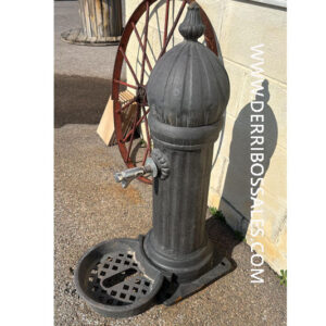 Magnífica fuente de hierro fundido. Altura: 105 cm.