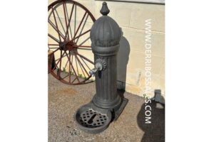 Magnífica fuente de hierro fundido. Altura: 105 cm.