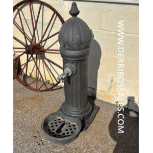Magnífica fuente de hierro fundido. Altura: 105 cm.