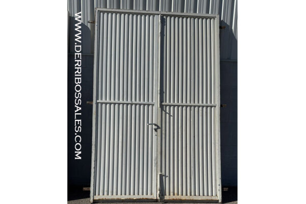 Puerta de chapa, ciega, de 2 hojas. Medidas: 300 x 200 cm.