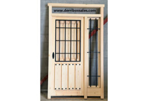 Puerta de madera maciza de pino. Puerta de exterior modelo tabla montada con reja, con ventanillo para cristal y contraventana. Opcionales: fijo lateral y fijo superior o dintel. Realizadas por encargo.  Solicita tu presupuesto.