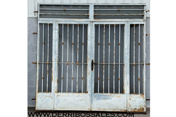 Puerta de hierro, de dos hojas, con fijos laterales y superior. Medidas: 250 x 250 cm.