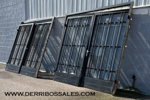 Juego de 2 puertas de hierro, dobles. Medidas: 240 x 250 cm. Se venden por separado.