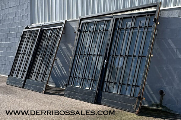 Juego de 2 puertas de hierro, dobles. Medidas: 240 x 250 cm. Se venden por separado.