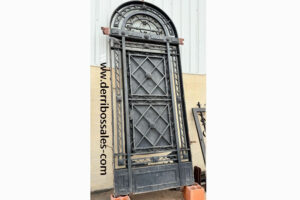 Magnífica puerta de hierro de forja. Medidas: 334 x 134 cm.