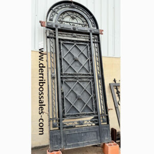 Magnífica puerta de hierro de forja. Medidas: 334 x 134 cm.