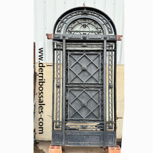 Magnífica puerta de hierro de forja. Medidas: 334 x 134 cm.