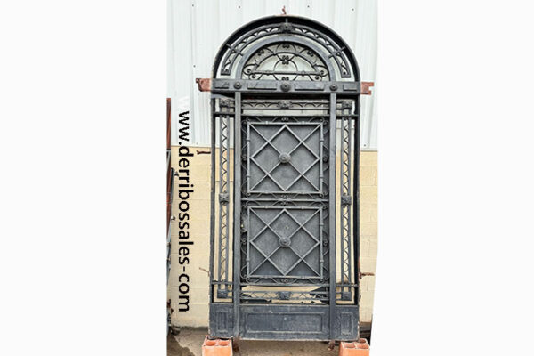 Magnífica puerta de hierro de forja. Medidas: 334 x 134 cm.