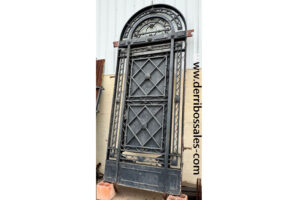 Magnífica puerta de hierro de forja. Medidas: 334 x 134 cm.