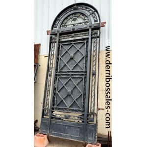 Magnífica puerta de hierro de forja. Medidas: 334 x 134 cm.