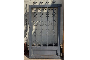 Puerta peatonal de hierro. Medidas: 175 x 100 cm.