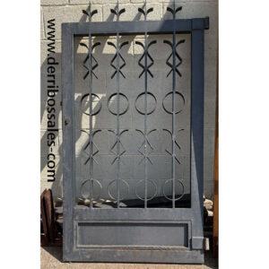 Puerta peatonal de hierro. Medidas: 175 x 100 cm.