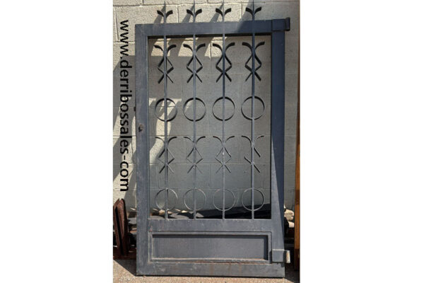 Puerta peatonal de hierro. Medidas: 175 x 100 cm.