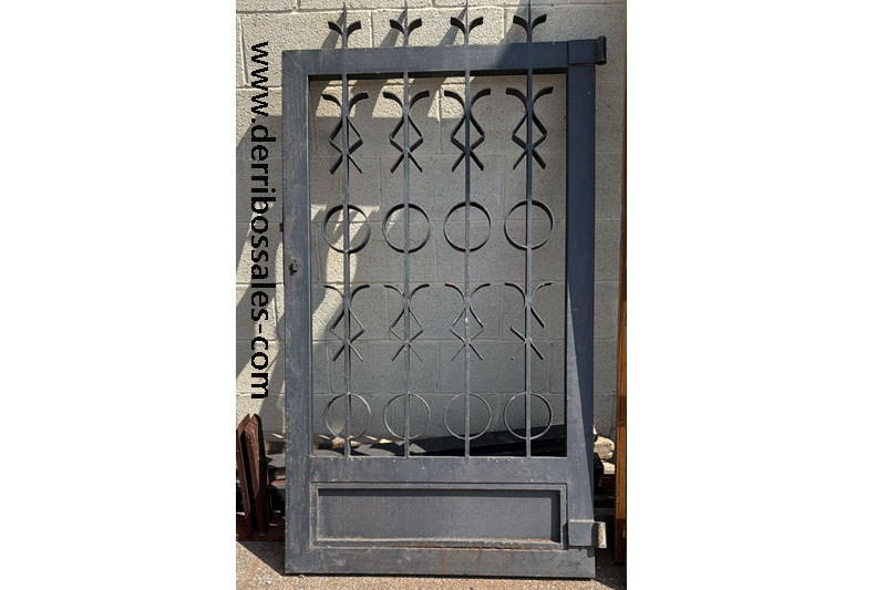 Puerta peatonal de hierro. Medidas: 175 x 100 cm.
