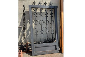 Puerta peatonal de hierro. Medidas: 175 x 100 cm.