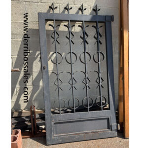 Puerta peatonal de hierro. Medidas: 175 x 100 cm.