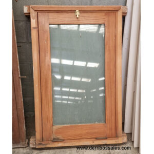 Ventana de madera oscilobatiente. Medidas: 130 x 83 cm.