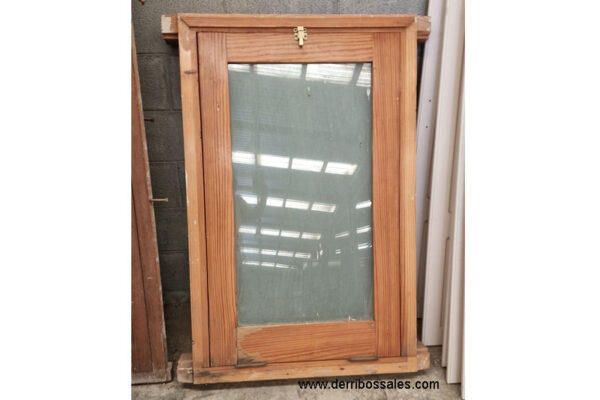 Ventana de madera oscilobatiente. Medidas: 130 x 83 cm.