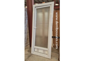 Puerta de aluminio con cristal. Medidas: 210 x 84 cm.