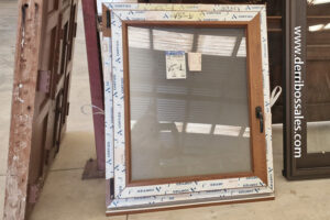 Ventana de PVC, oscilobatiente, acabado imitación madera. Medidas: 109 x 87 cm.