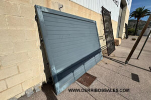 Puerta abatible de aluminio. Medidas: 187 x 276 cm.