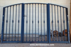 Puerta de hierro con 2 fijos. Medidas: 150 x 250 m.