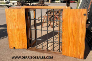 Ventanas de madera de Melis (Mobila nueva), con reja y contraventanas de madera. Medidas: 120 x 120 cm.; 115 x 100cm.; 120 x 100 cm. Consulte disponibilidad y medidas. También disponibles sin contraventanas.